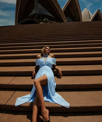 Abito da sera blu con perline e drappeggi